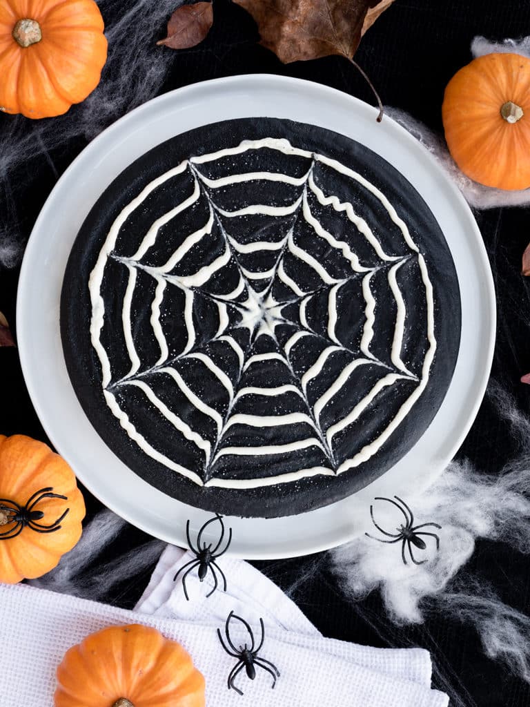Une recette de cheesecake vegan, aux deux chocolats, spécialement pimpée pour Halloween ! Recette végétalienne et sans gluten.