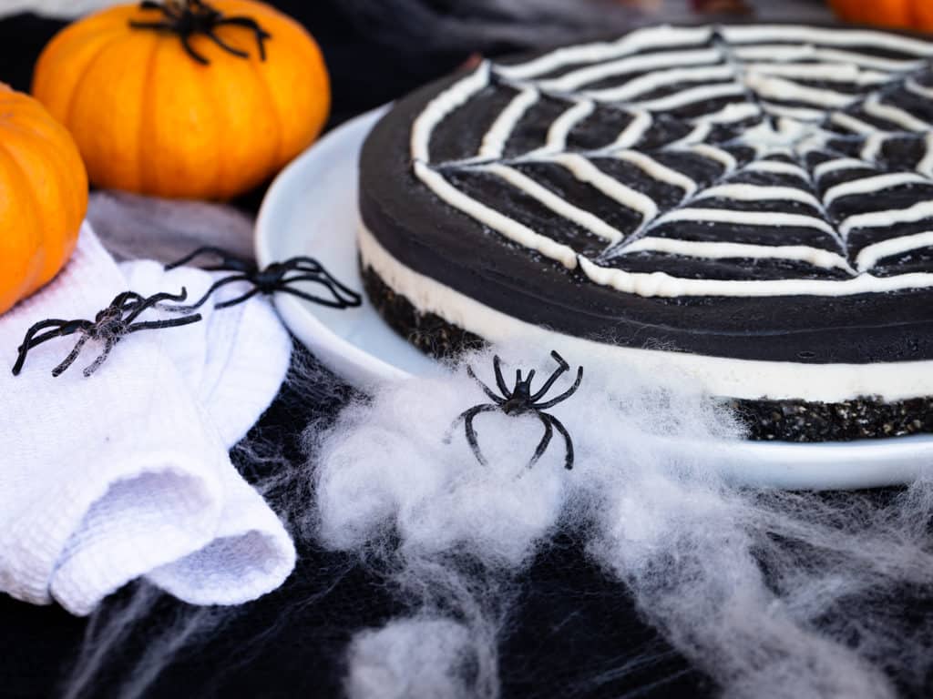 Une recette de cheesecake vegan, aux deux chocolats, spécialement pimpée pour Halloween ! Recette végétalienne et sans gluten.