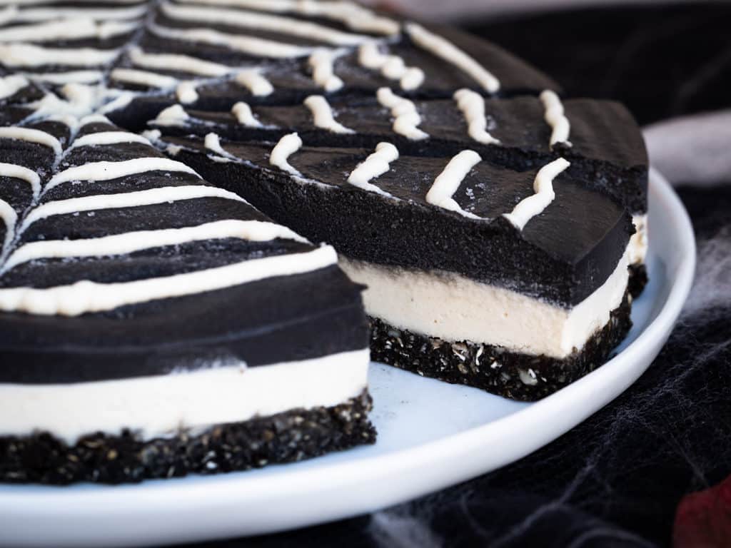 Une recette de cheesecake vegan, aux deux chocolats, spécialement pimpée pour Halloween ! Recette végétalienne et sans gluten.