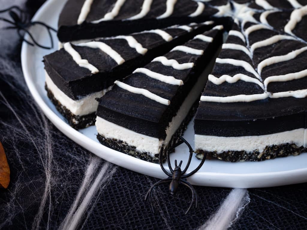 Une recette de cheesecake vegan, aux deux chocolats, spécialement pimpée pour Halloween ! Recette végétalienne et sans gluten.