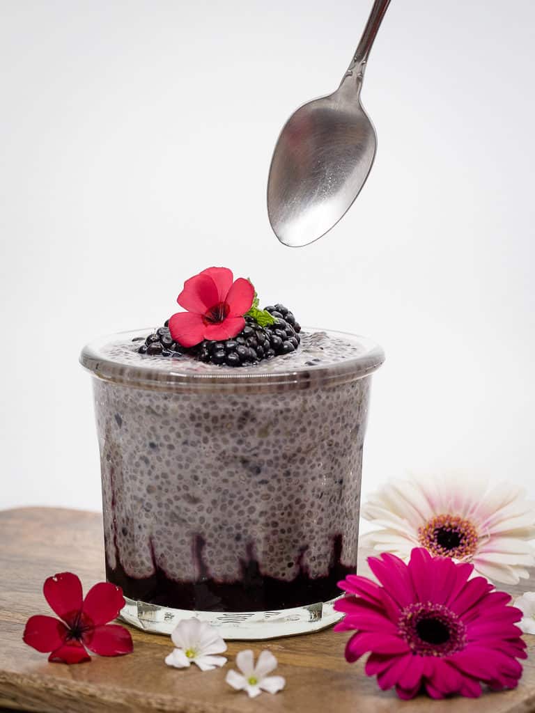 Le chia pudding, vous connaissez ? Idéal pour un petit-déjeuner sain et rapide, il est vegan et sans gluten ! Voici une recette avec des bonnes mures, à adapter selon vos envies :)