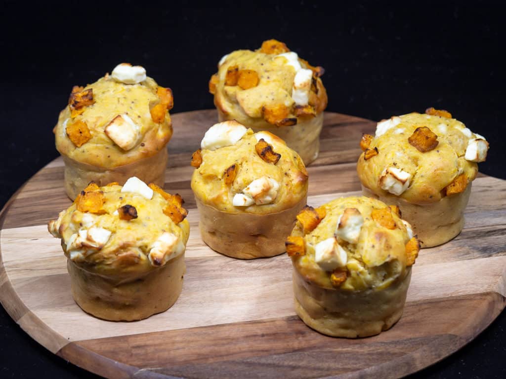 Une recette de muffins salés à la courge butternut et à la fêta ! Un vrai régal végétarien.