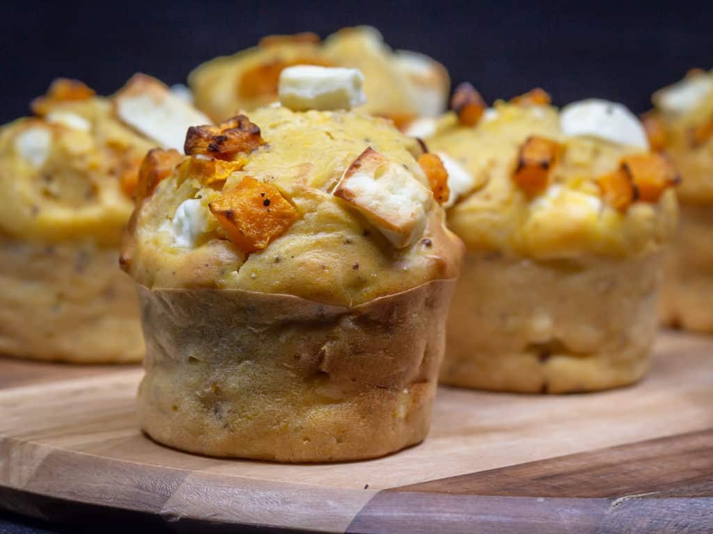Une recette de muffins salés à la courge butternut et à la fêta ! Un vrai régal végétarien.