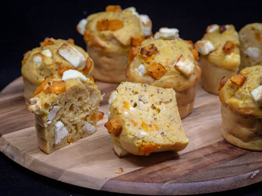 Une recette de muffins salés à la courge butternut et à la fêta ! Un vrai régal végétarien.