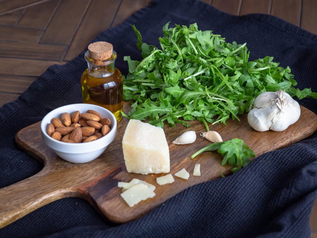 Une variante au pesto classique à base de basilic et de pignons de pin, ici la recette est faite avec de la roquette et des amandes, pour un résultat plus doux mais plein de goût ! Super simple et rapide à faire, c'est idéal pour un repas végétarien !