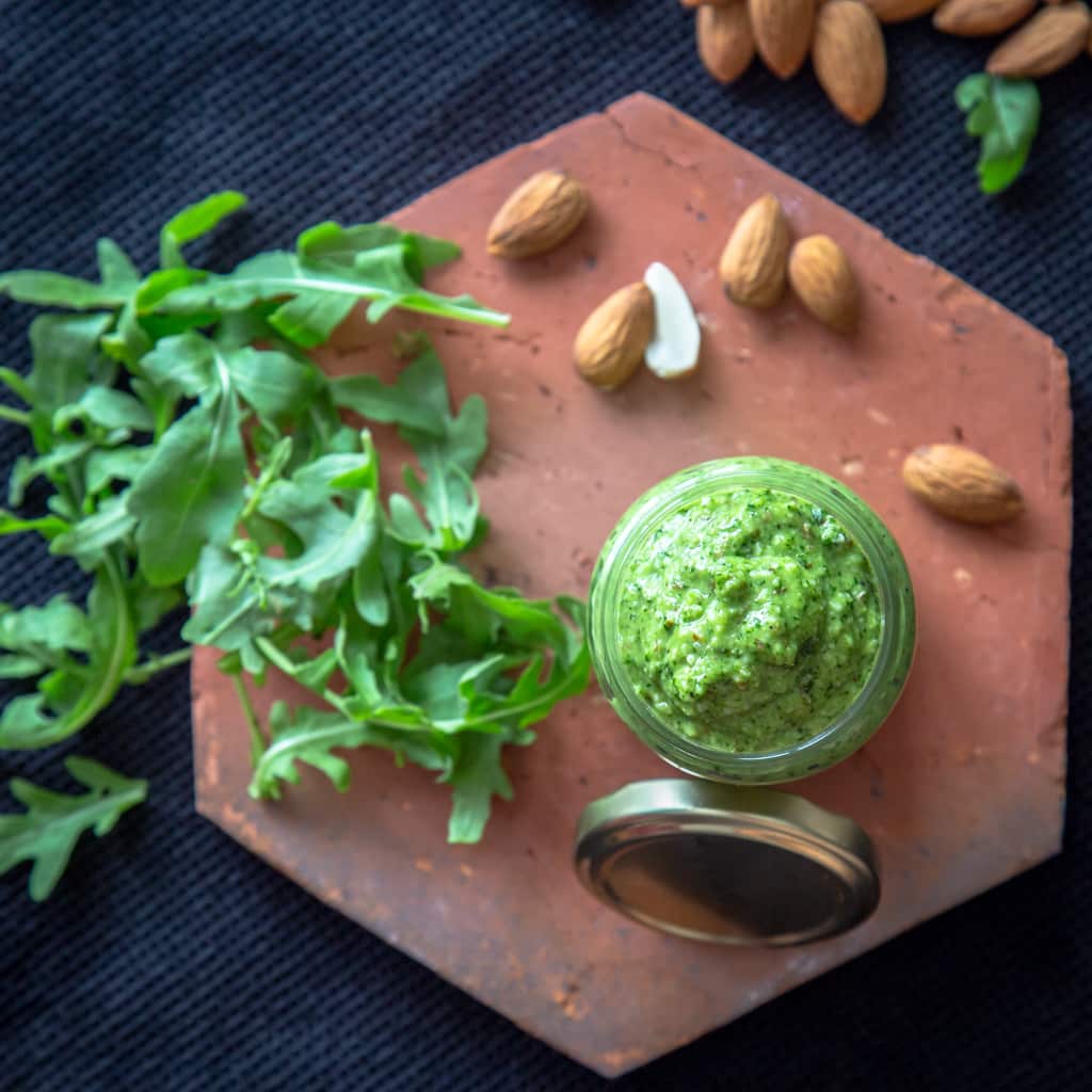Une variante au pesto classique à base de basilic et de pignons de pin, ici la recette est faite avec de la roquette et des amandes, pour un résultat plus doux mais plein de goût ! Super simple et rapide à faire, c'est idéal pour un repas végétarien !