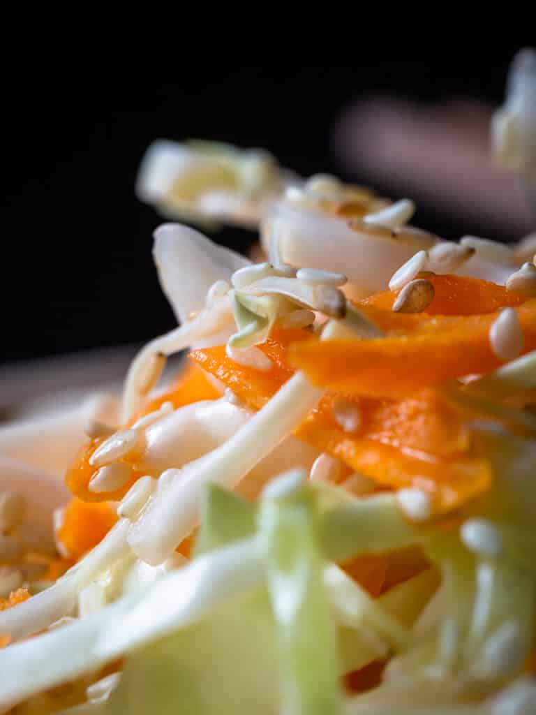 Une salade de chou blanc et de carottes crues, super croquantes, parfumée au sésame grillée ! Recette végétalienne #vegan #vegetarien