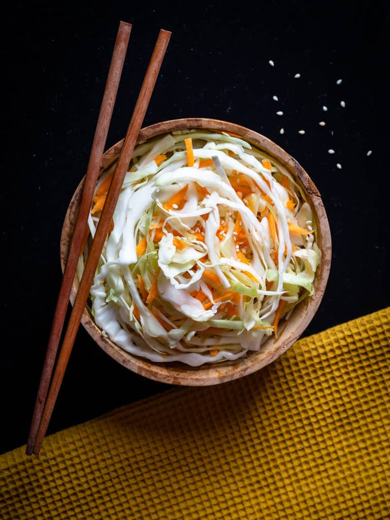Une salade de chou blanc et de carottes crues, super croquantes, parfumée au sésame grillée ! Recette végétalienne #vegan #vegetarien
