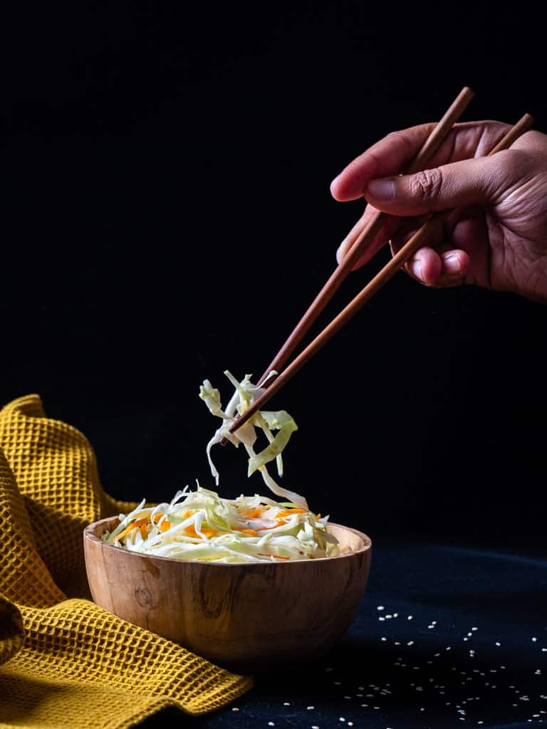 Une salade de chou blanc et de carottes crues, super croquantes, parfumée au sésame grillée ! Recette végétalienne #vegan #vegetarien