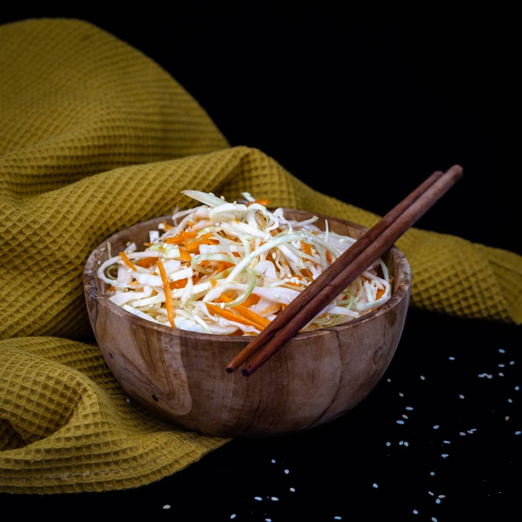 Une salade de chou blanc et de carottes crues, super croquantes, parfumée au sésame grillée ! Recette végétalienne #vegan #vegetarien