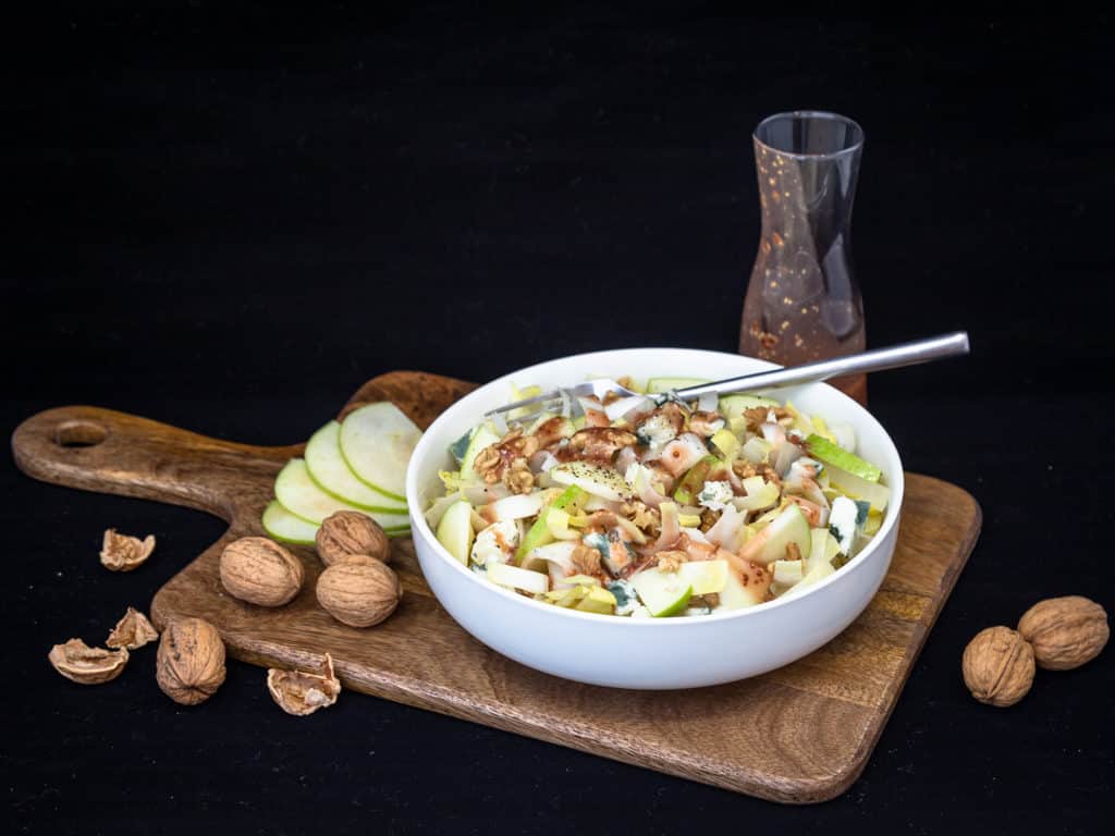 Une recette simple et rapide de pommes, endives, noix et roquefort pour le plaisir des papilles. Une recette végétarienne et sans gluten.