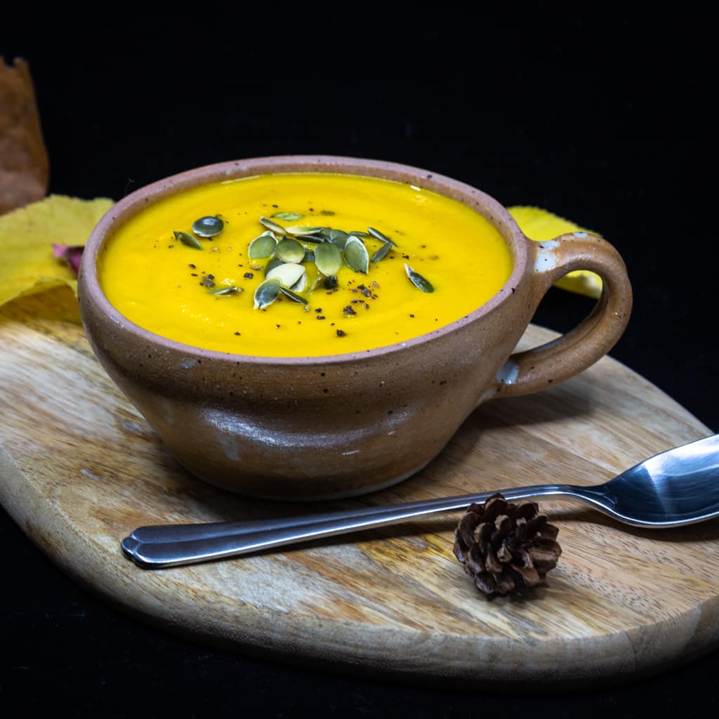 Une recette de soupe végétalienne à la courge butternut et au gingembre, parfaite pour se réchauffer cet hiver ! #vegetarien  #vegan #sansgluten
