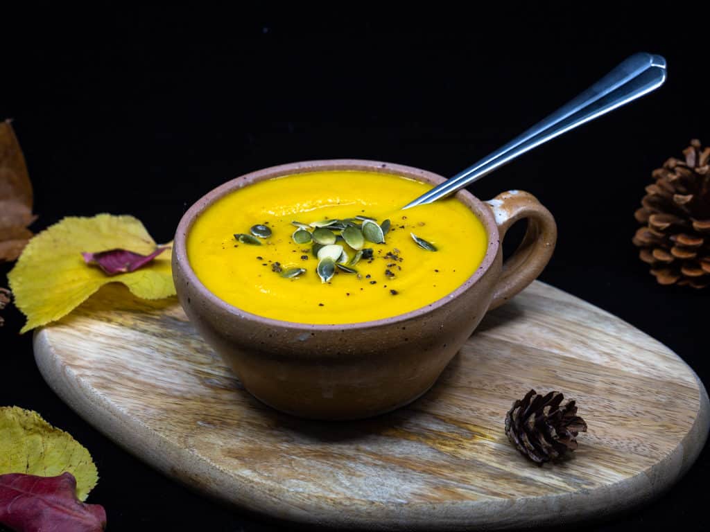 Une recette de soupe végétalienne à la courge butternut et au gingembre, parfaite pour se réchauffer cet hiver ! #vegetarien  #vegan #sansgluten