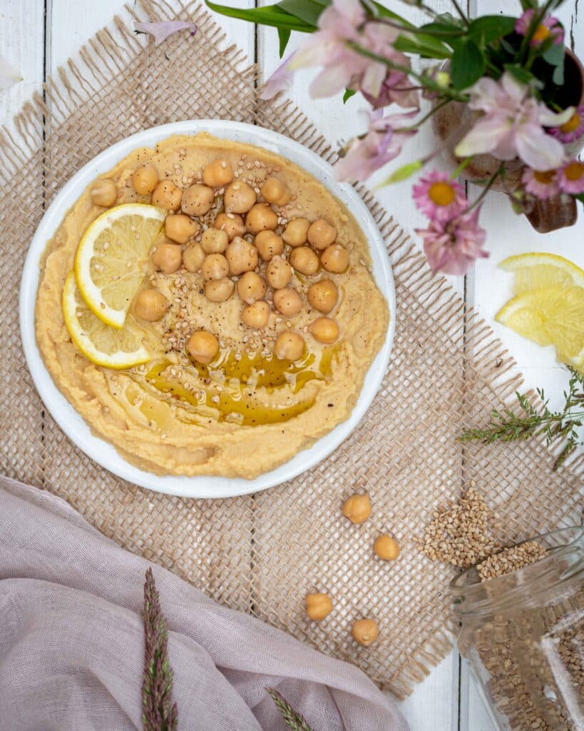 Voici la recette pour faire son houmous soi-même ! C'est non seulement super simple, mais aussi super rapide, alors pourquoi se priver :) 