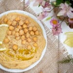 Voici la recette pour faire son houmous soi-même ! C'est non seulement super simple, mais aussi super rapide, alors pourquoi se priver :)