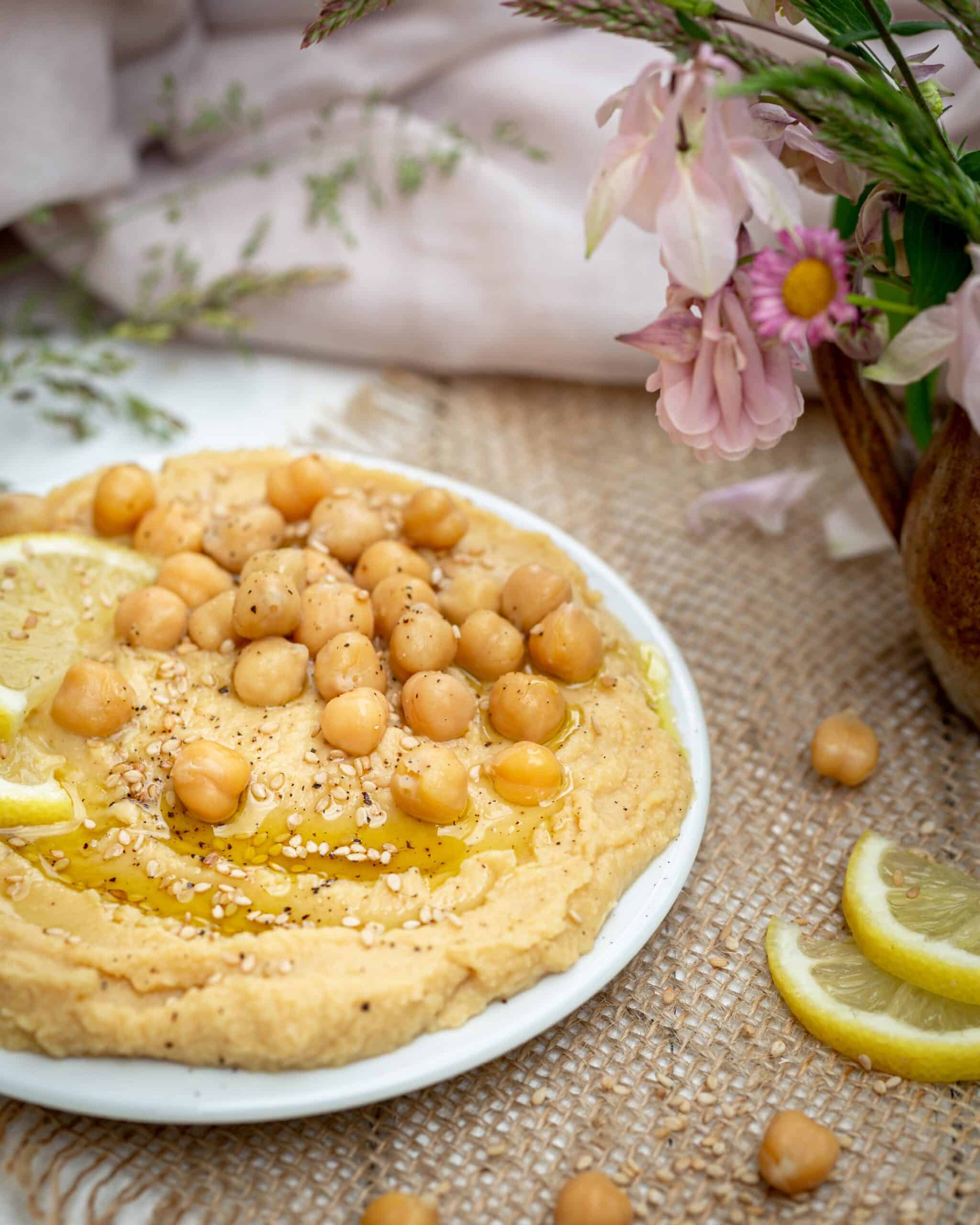 Voici la recette pour faire son houmous soi-même ! C'est non seulement super simple, mais aussi super rapide, alors pourquoi se priver :) 