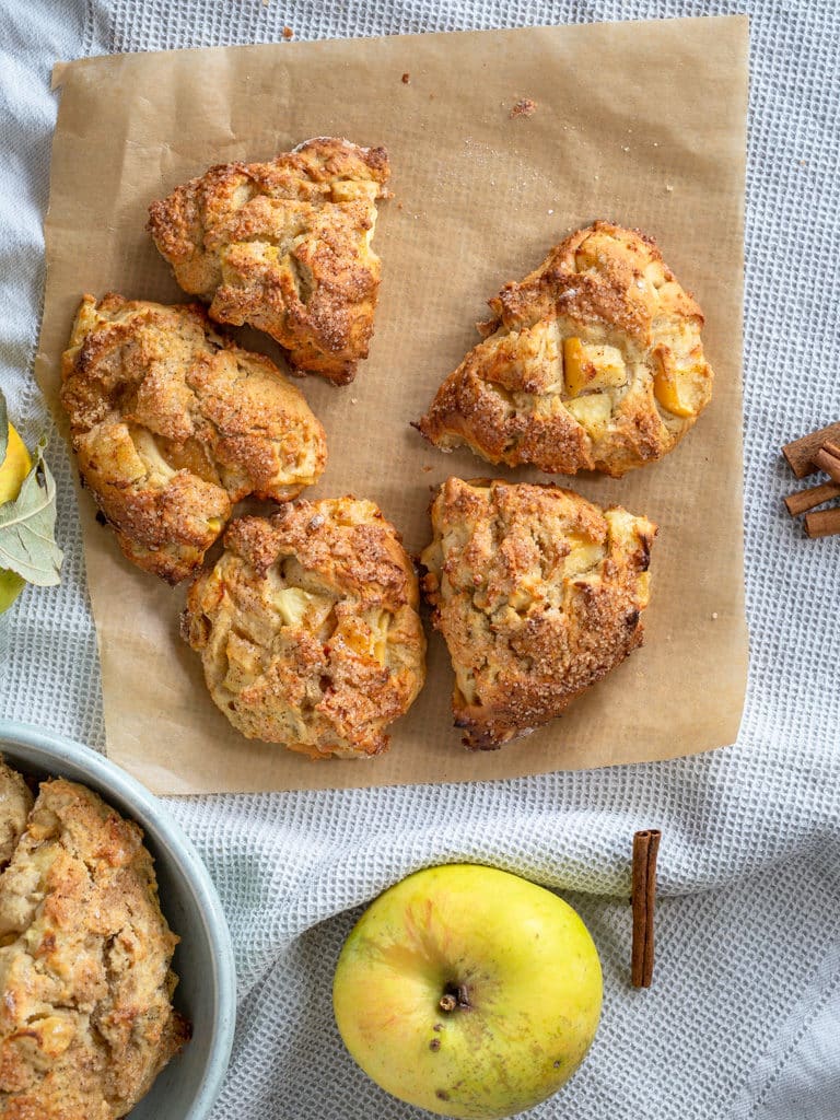 Une recette pour faire de bons scones moelleux à la pomme et à la cannelle !