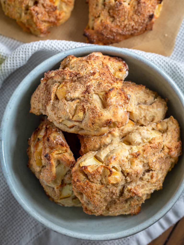 Une recette pour faire de bons scones moelleux à la pomme et à la cannelle !