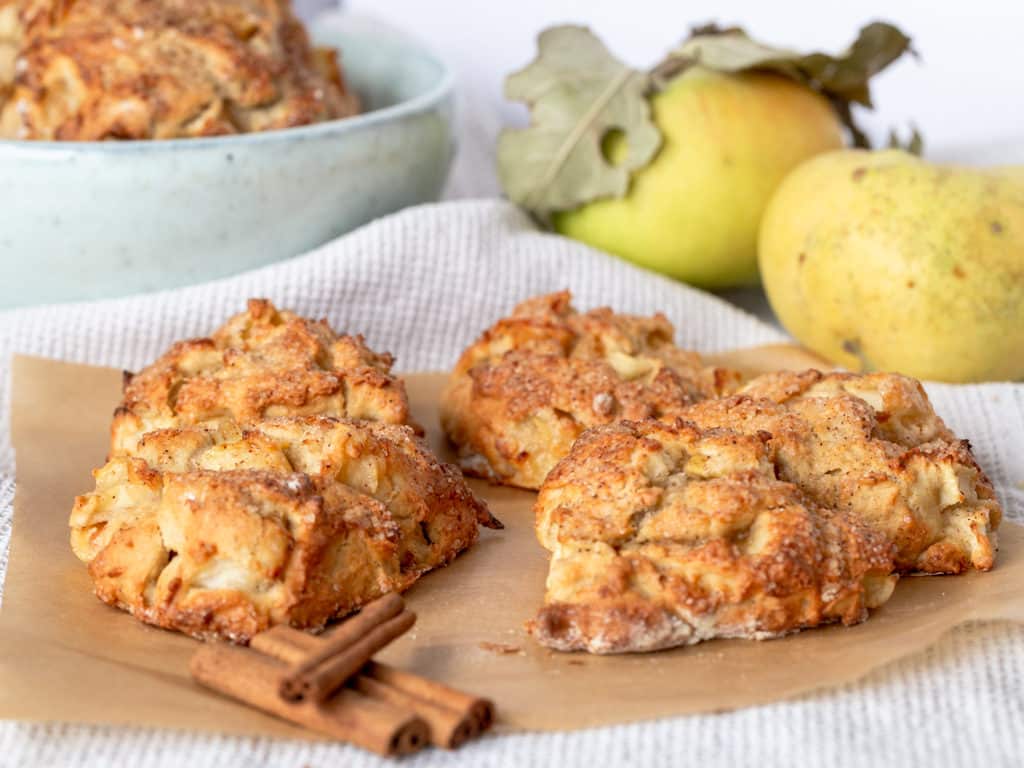 Une recette pour faire de bons scones moelleux à la pomme et à la cannelle !