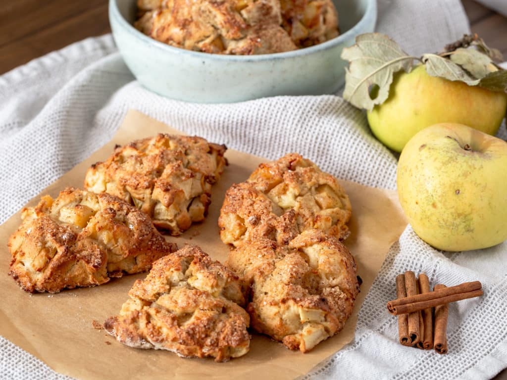 Une recette pour faire de bons scones moelleux à la pomme et à la cannelle !