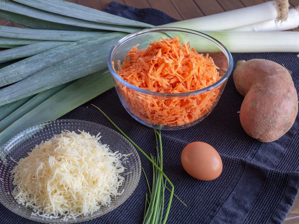 Une recette de tarte au poireau sans gluten, dans laquelle la pâte est remplacé par un fond de patate douce ! Recette végétarienne.