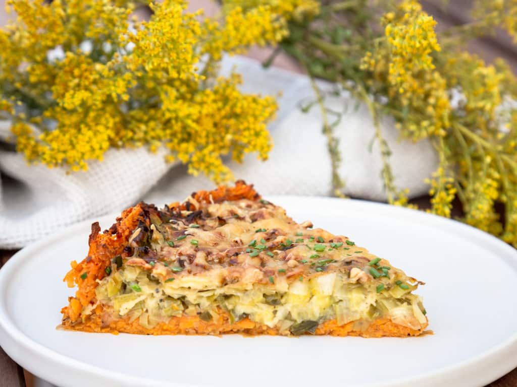Une recette de tarte au poireau sans gluten, dans laquelle la pâte est remplacé par un fond de patate douce ! Recette végétarienne.