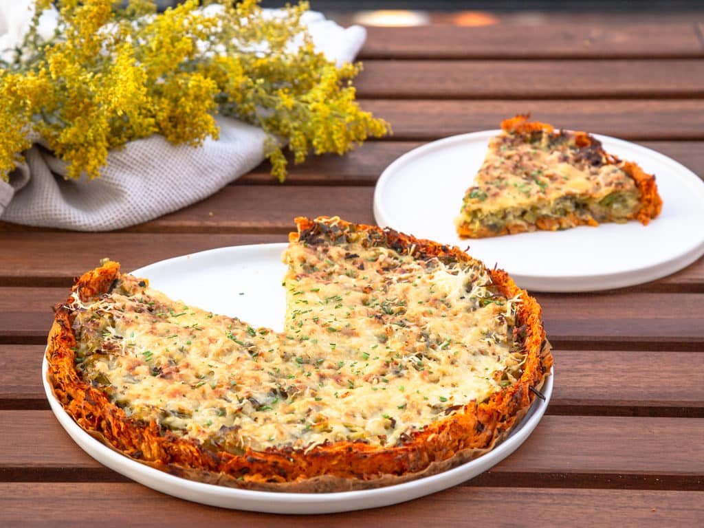 Une recette de tarte au poireau sans gluten, dans laquelle la pâte est remplacé par un fond de patate douce ! Recette végétarienne.
