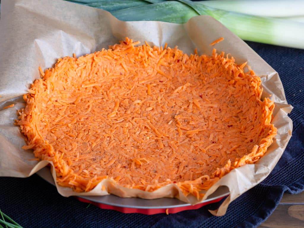 Une recette de tarte au poireau sans gluten, dans laquelle la pâte est remplacé par un fond de patate douce ! Recette végétarienne.