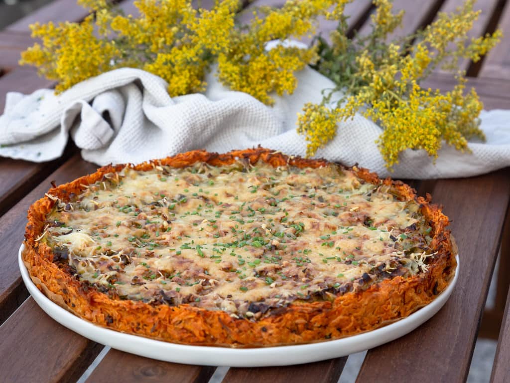 Une recette de tarte au poireau sans gluten, dans laquelle la pâte est remplacé par un fond de patate douce ! Recette végétarienne.