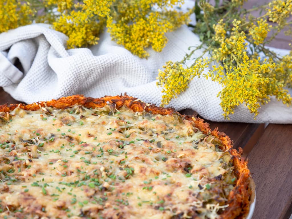 Une recette de tarte au poireau sans gluten, dans laquelle la pâte est remplacé par un fond de patate douce ! Recette végétarienne.