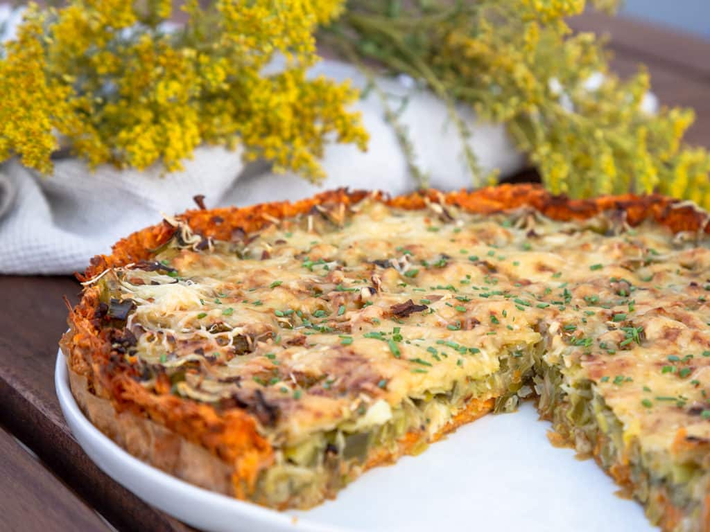 Une recette de tarte au poireau sans gluten, dans laquelle la pâte est remplacé par un fond de patate douce ! Recette végétarienne.