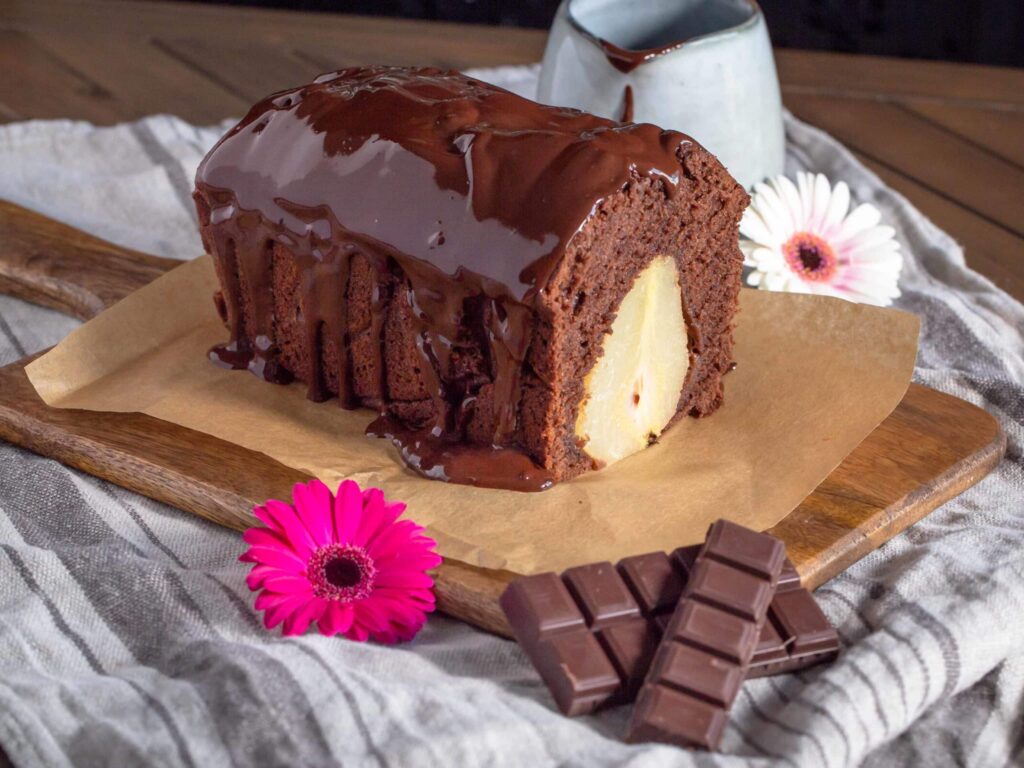 Une recette de cake au chocolat super moelleux avec de délicieuses poires pochées fondantes à souhait à l'intérieur !
