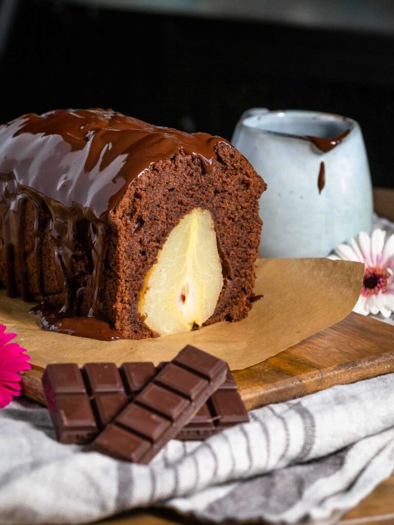 Une recette de cake au chocolat super moelleux avec de délicieuses poires pochées fondantes à souhait à l'intérieur !