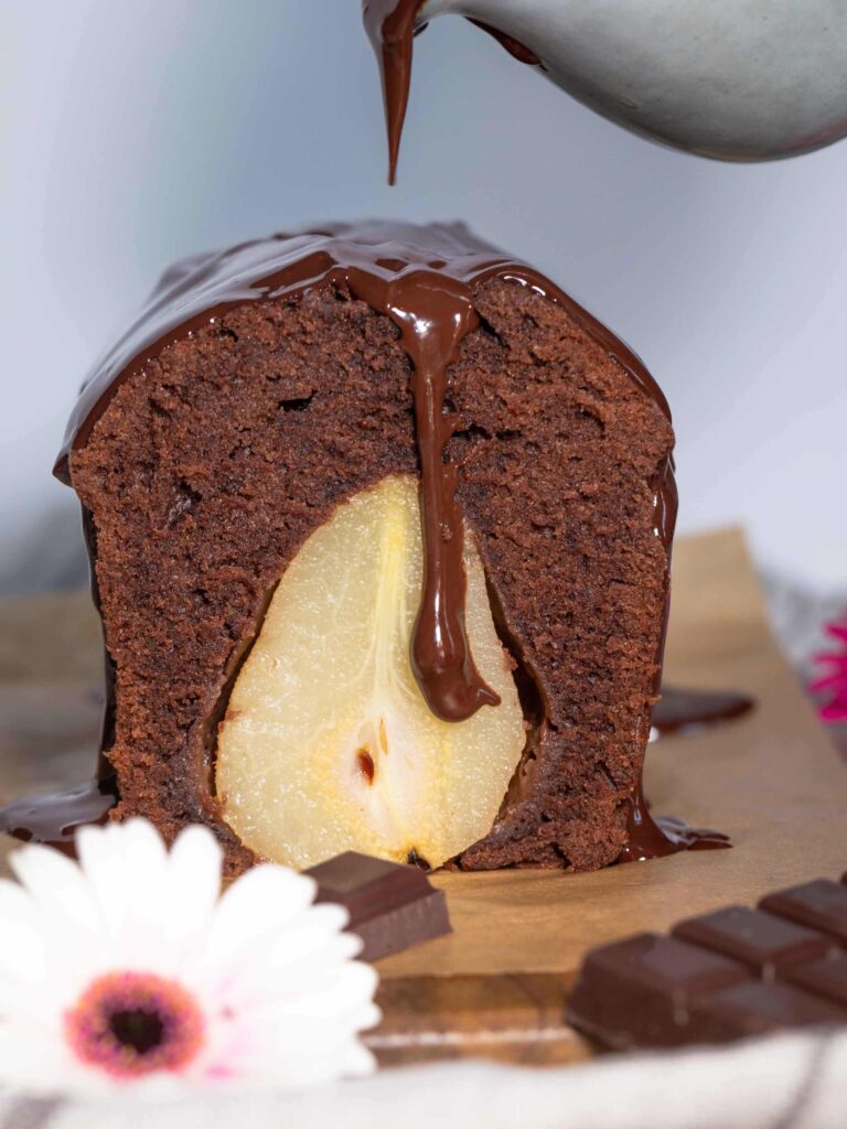 Une recette de cake au chocolat super moelleux avec de délicieuses poires pochées fondantes à souhait à l'intérieur !