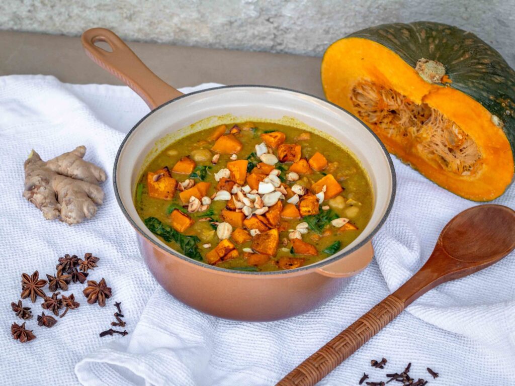 Une recette de curry à la courge er aux pois chiches pleine de goût et de douceur ! Recette rapide ! Vegan, sans gluten, végétalien, végétarien.