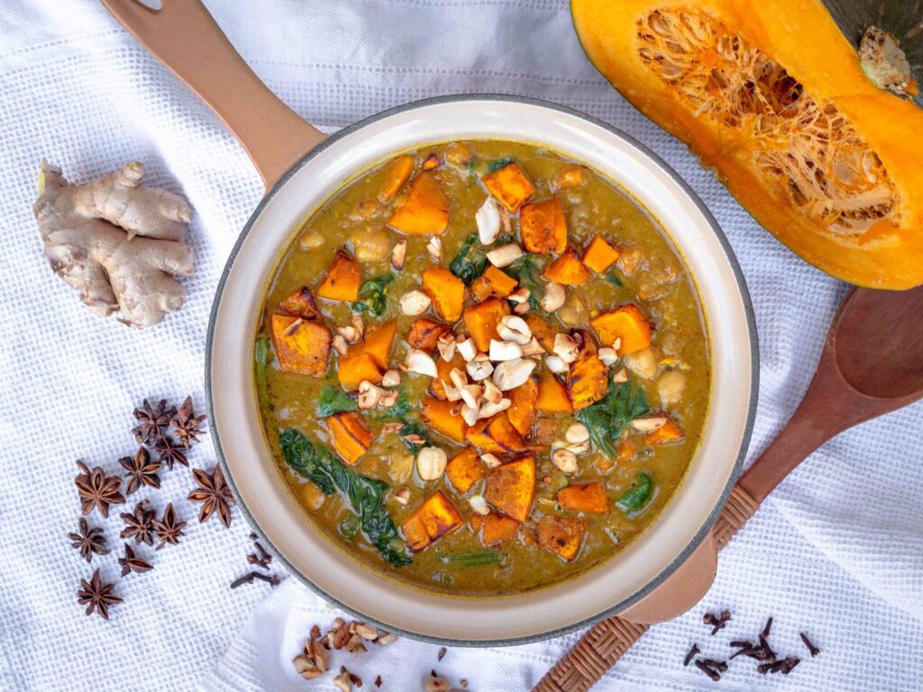 Une recette de curry à la courge er aux pois chiches pleine de goût et de douceur ! Recette rapide ! Vegan, sans gluten, végétalien, végétarien.