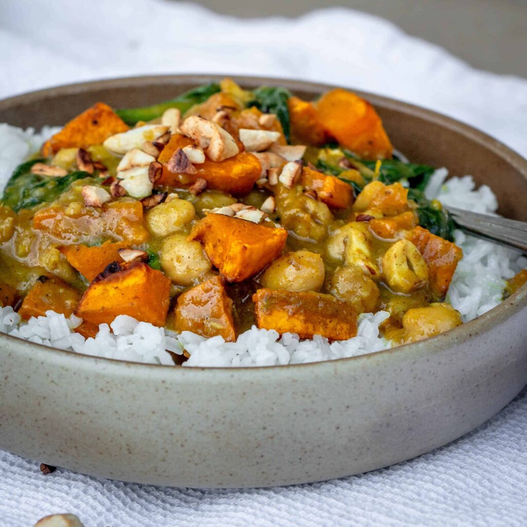 Une recette de curry à la courge er aux pois chiches pleine de goût et de douceur ! Recette rapide ! Vegan, sans gluten, végétalien, végétarien.