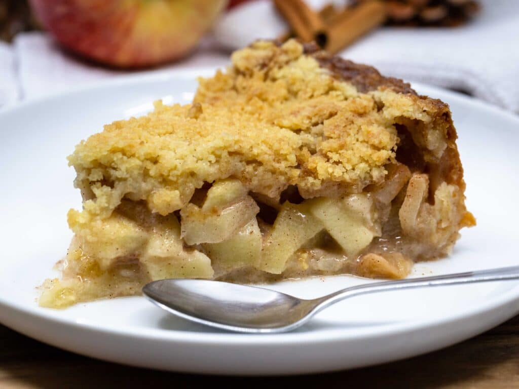 Une délicieuse recette de pie à la pomme (tourte) à la façon néérlandaise ! Idéale pour un max de réconfort lors des longues soirées d'automne !