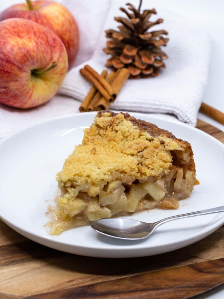 Une délicieuse recette de pie à la pomme (tourte) à la façon néérlandaise ! Idéale pour un max de réconfort lors des longues soirées d'automne !