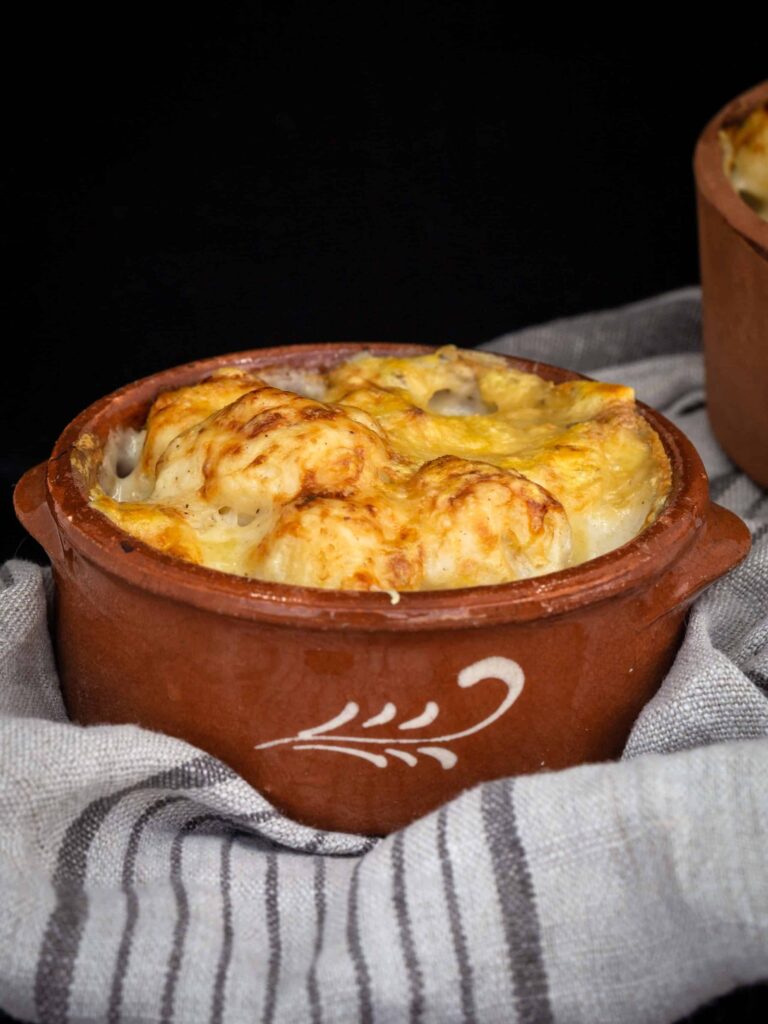 Une recette super simple et rapide de gratin de chou fleur hyper fondant avec une délicieuse béchamel au comté ! Recette végétarienne