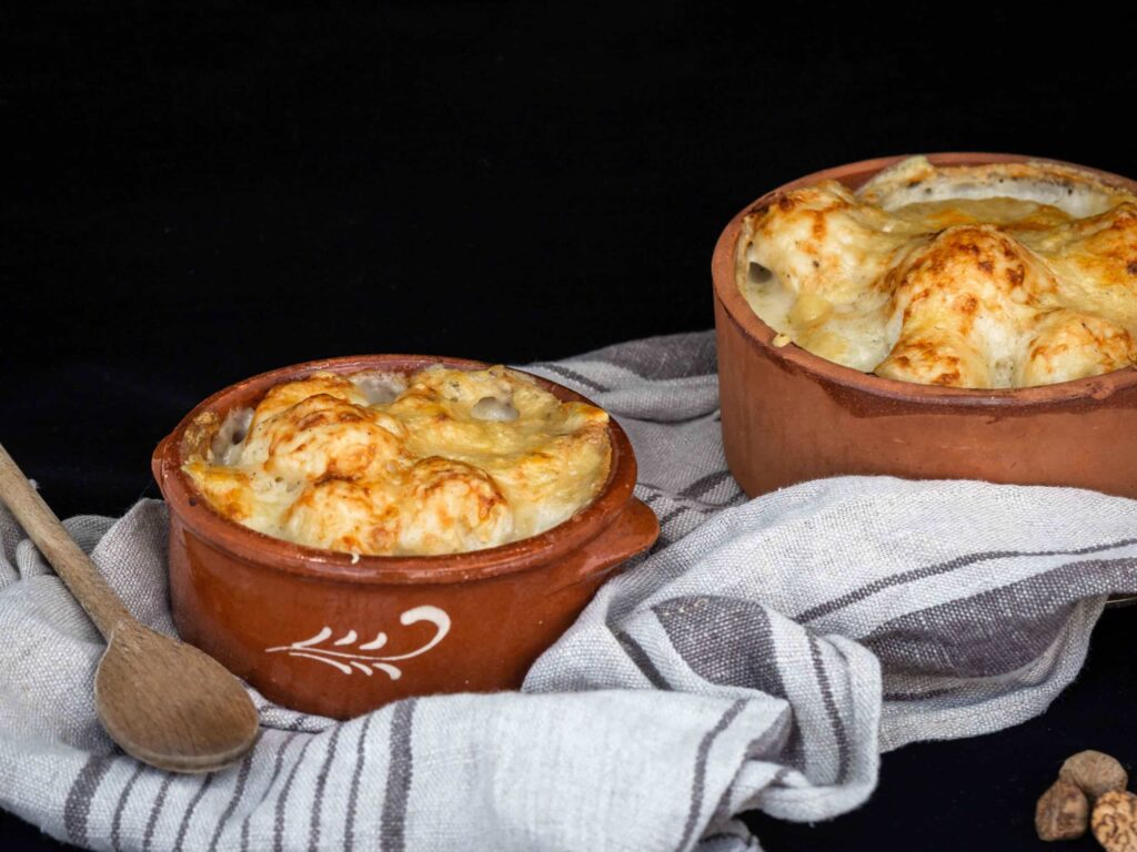 Une recette super simple et rapide de gratin de chou fleur hyper fondant avec une délicieuse béchamel au comté ! Recette végétarienne