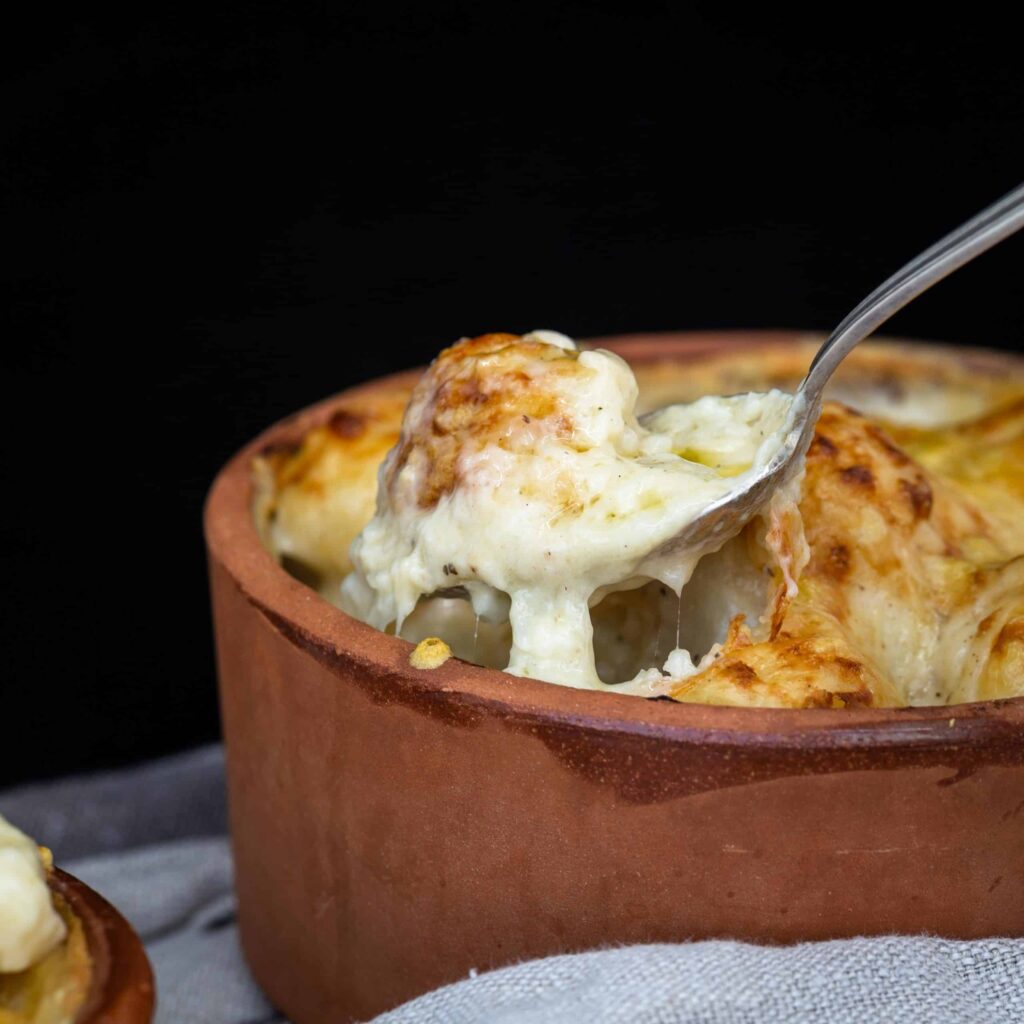 Une recette super simple et rapide de gratin de chou fleur hyper fondant avec une délicieuse béchamel au comté ! Recette végétarienne