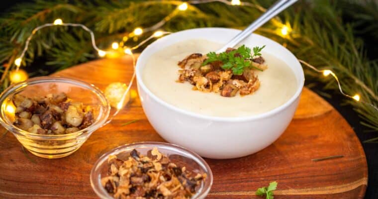 Velouté de Cerfeuil tubéreux, Châtaignes caramélisées et Oignons croustillants