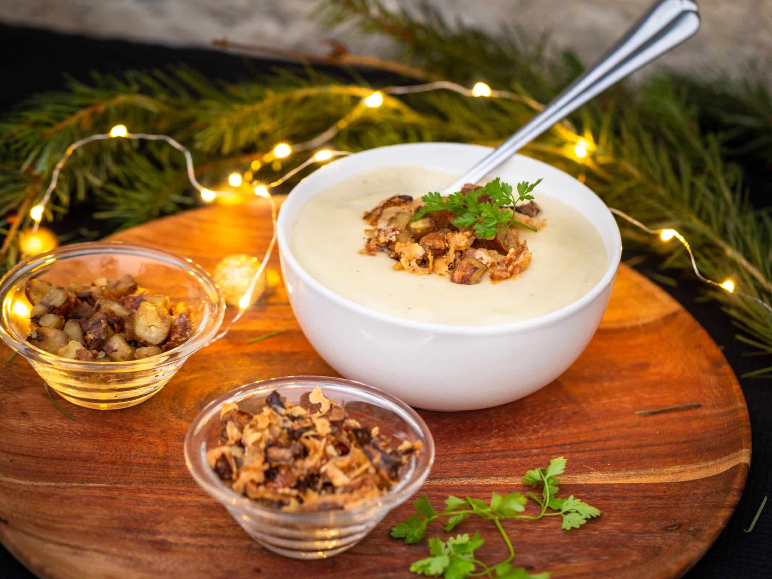Velouté de Cerfeuil tubéreux, Châtaignes caramélisées et Oignons croustillants