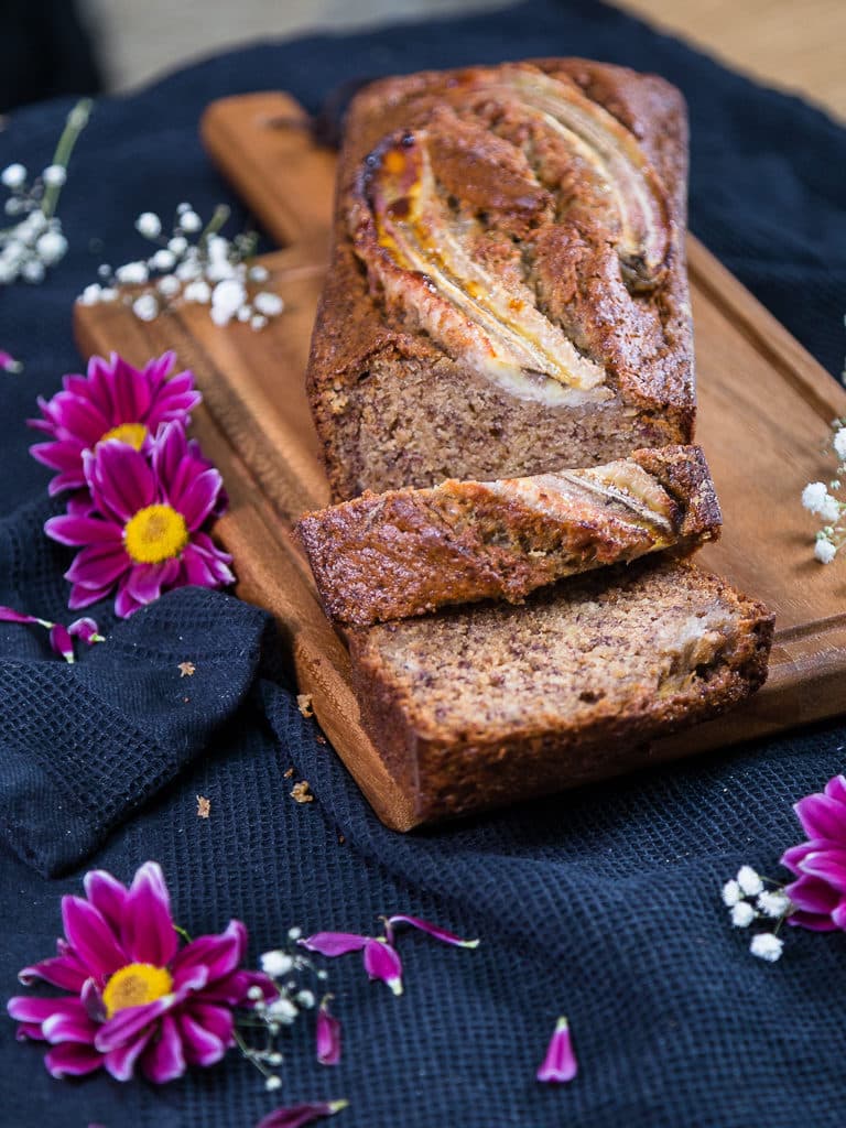 Une recette super simple et rapide de cake à la banane et aux épices ! De la vanille, de la cannelle, un peu de noix de muscade !!! Mmmh ! En plus, c'est la recette parfaite pour utiliser vos bananes trop mûres !