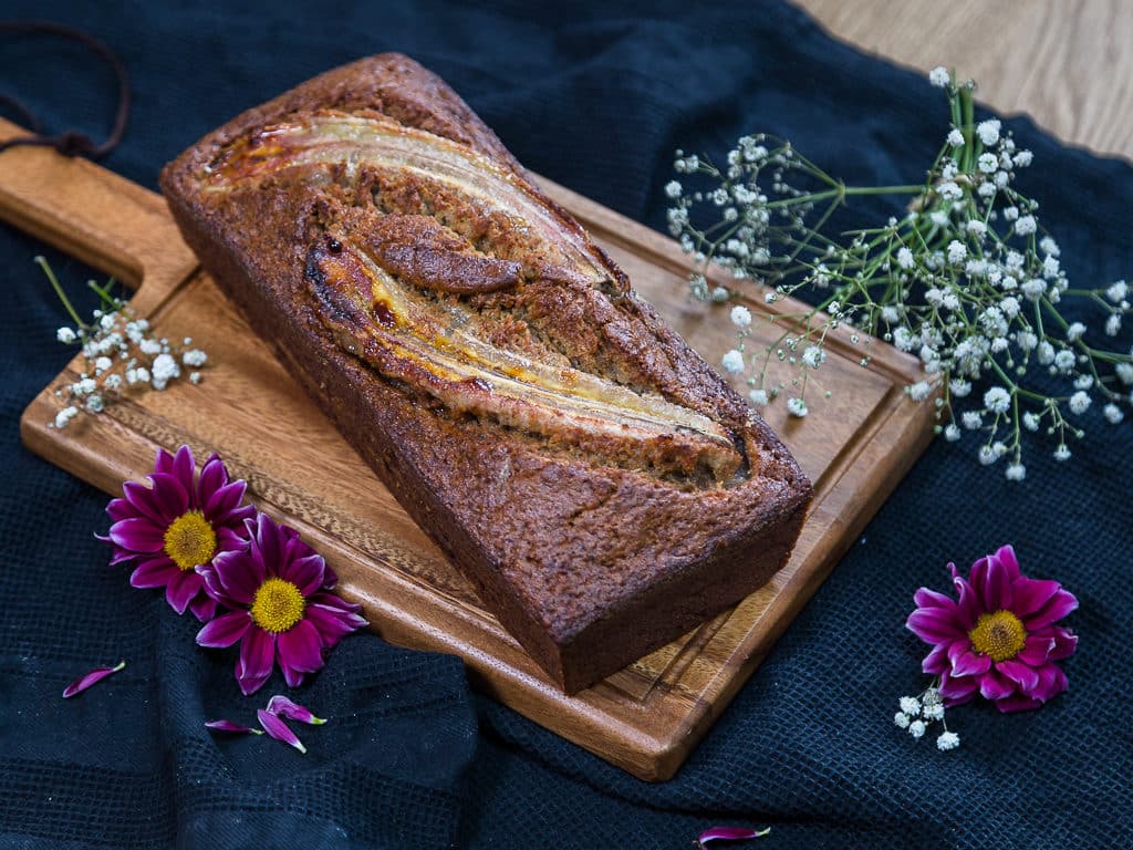 Une recette super simple et rapide de cake à la banane et aux épices ! De la vanille, de la cannelle, un peu de noix de muscade !!! Mmmh ! En plus, c'est la recette parfaite pour utiliser vos bananes trop mûres !