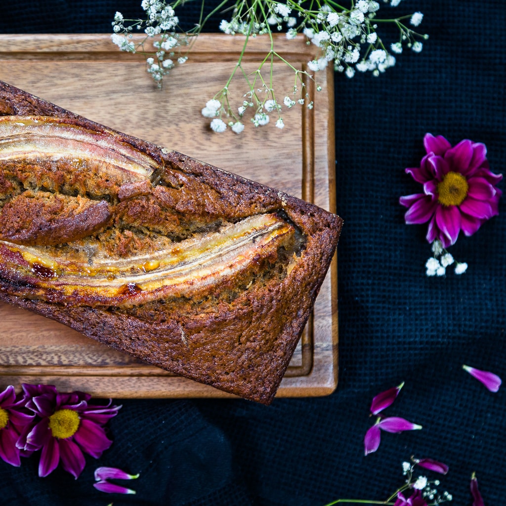 Une recette super simple et rapide de cake à la banane et aux épices ! De la vanille, de la cannelle, un peu de noix de muscade !!! Mmmh ! En plus, c'est la recette parfaite pour utiliser vos bananes trop mûres !