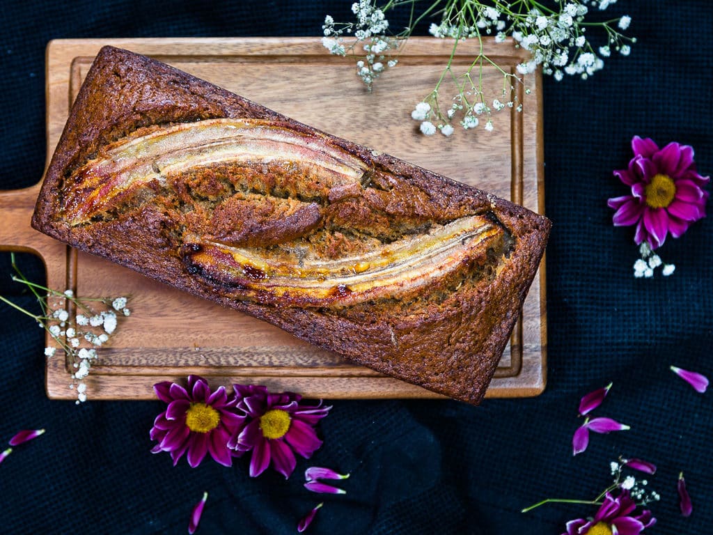 Une recette super simple et rapide de cake à la banane et aux épices ! De la vanille, de la cannelle, un peu de noix de muscade !!! Mmmh ! En plus, c'est la recette parfaite pour utiliser vos bananes trop mûres !