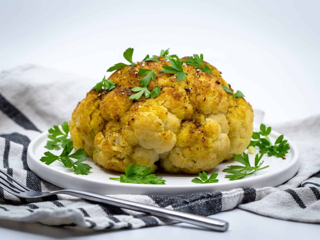 Chou Fleur rôti entier au four avec une Sauce au Tahini (Vegan et Sans Gluten).
Temps de préparation super rapide !