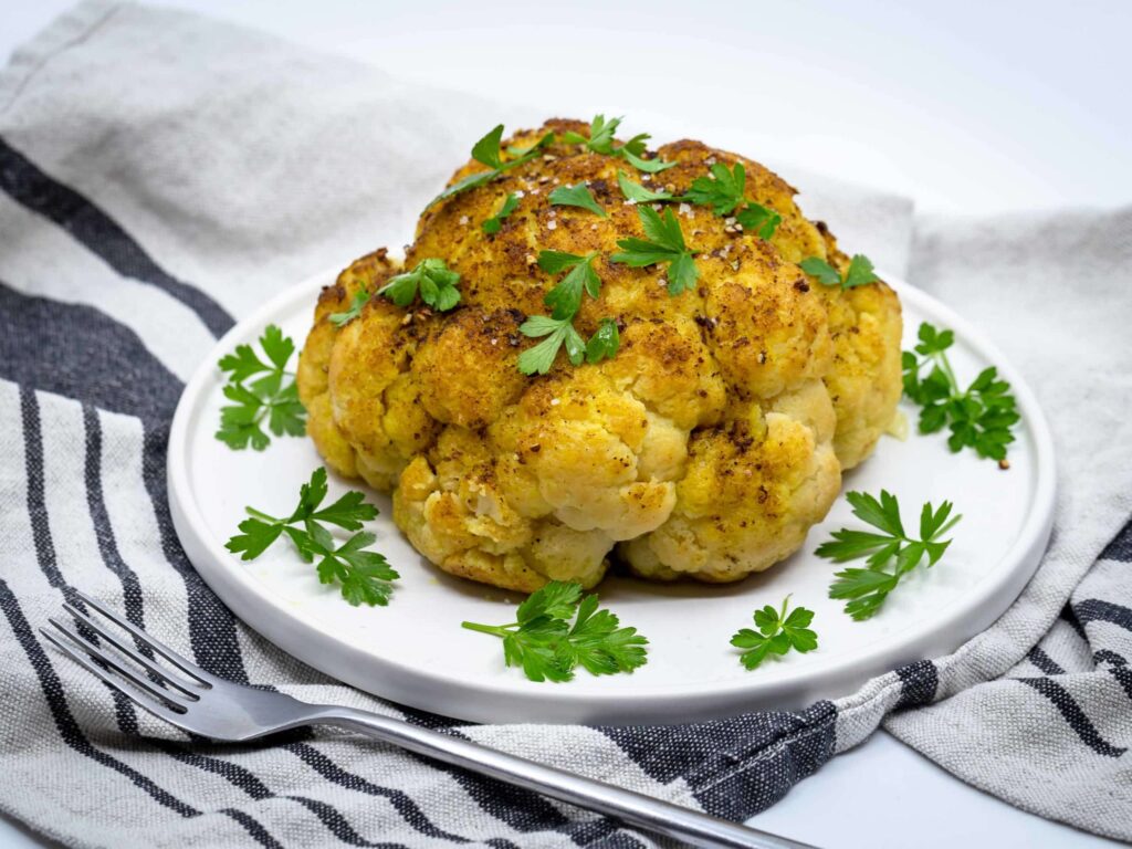 Chou Fleur rôti entier au four avec une Sauce au Tahini (Vegan et Sans Gluten).
Temps de préparation super rapide !